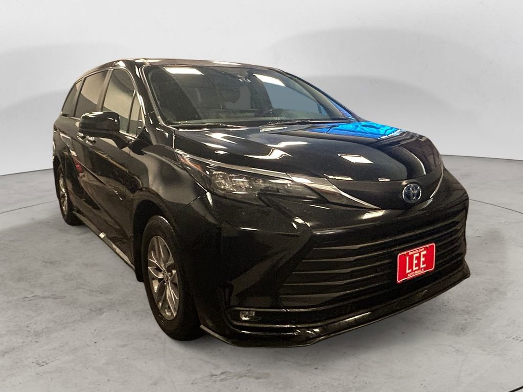 Used 2025 Toyota Sienna XLE image 7