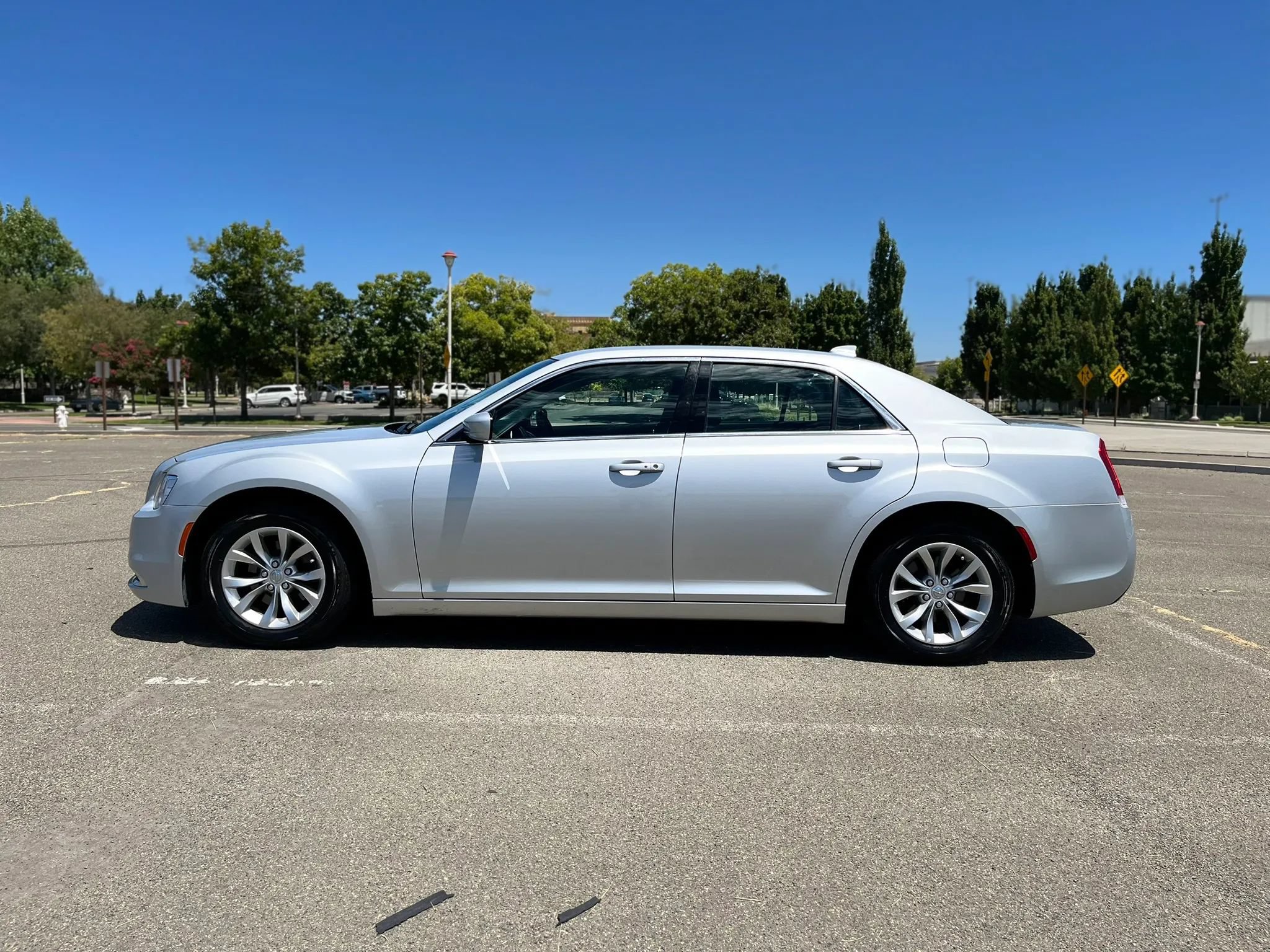Used 2019 Chrysler 300 Touring RWD image 8