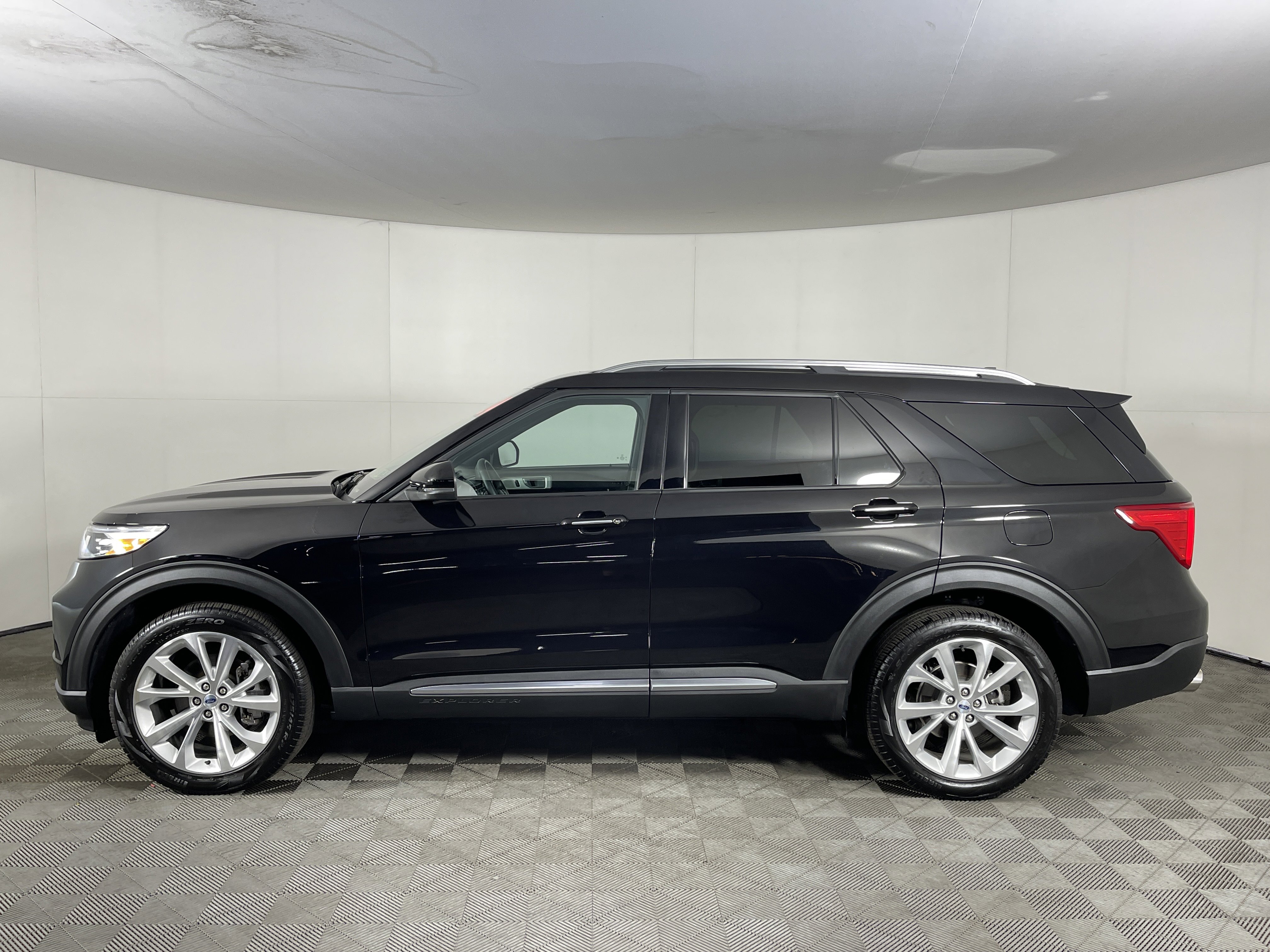 Used 2024 Ford Explorer Platinum w/ Technology Package image 3