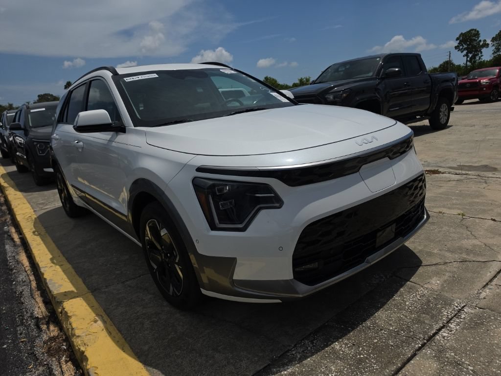Certified 2023 Kia Niro Wave FWD image 2
