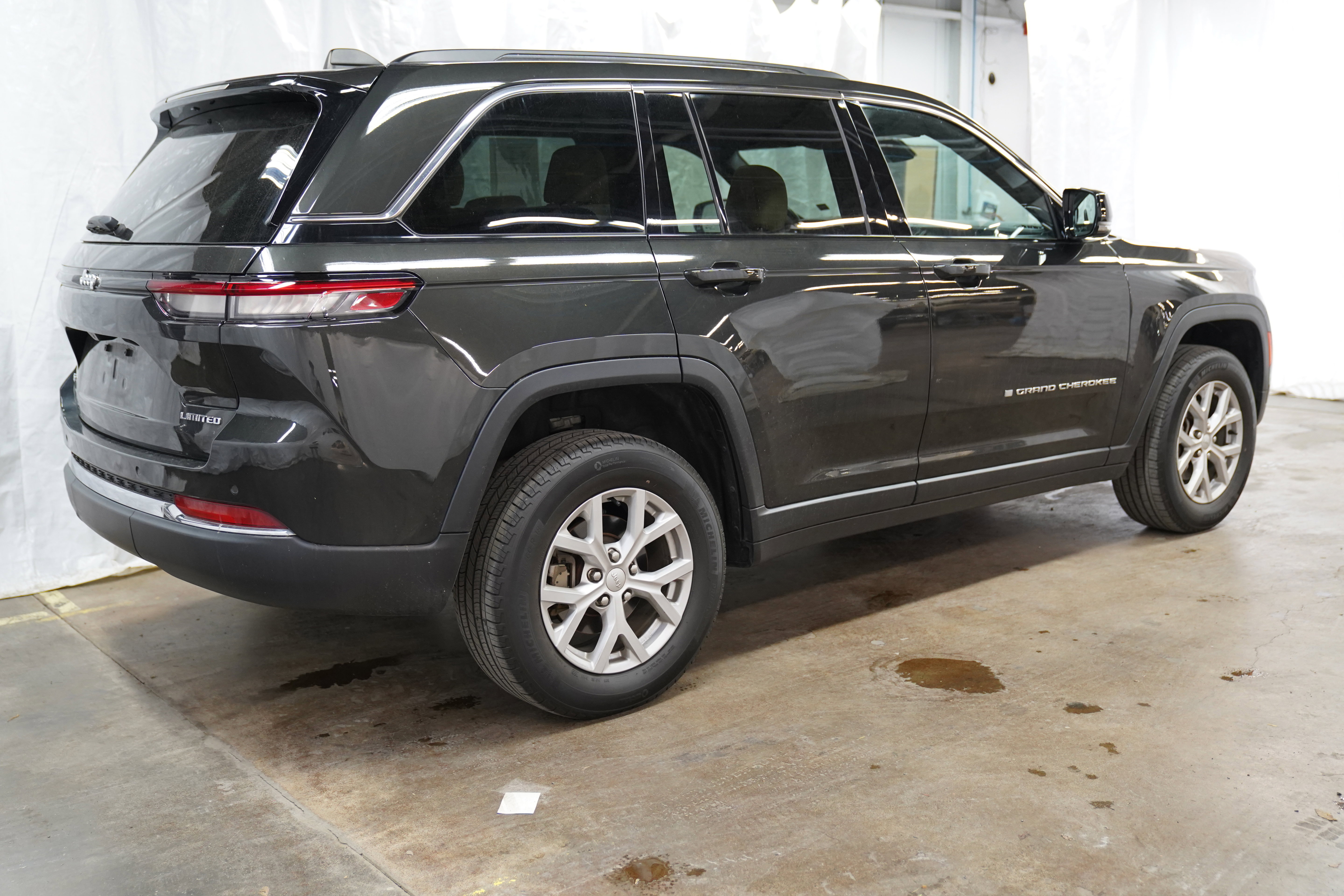 Used 2023 Jeep Grand Cherokee Limited AWD/4WD image 3