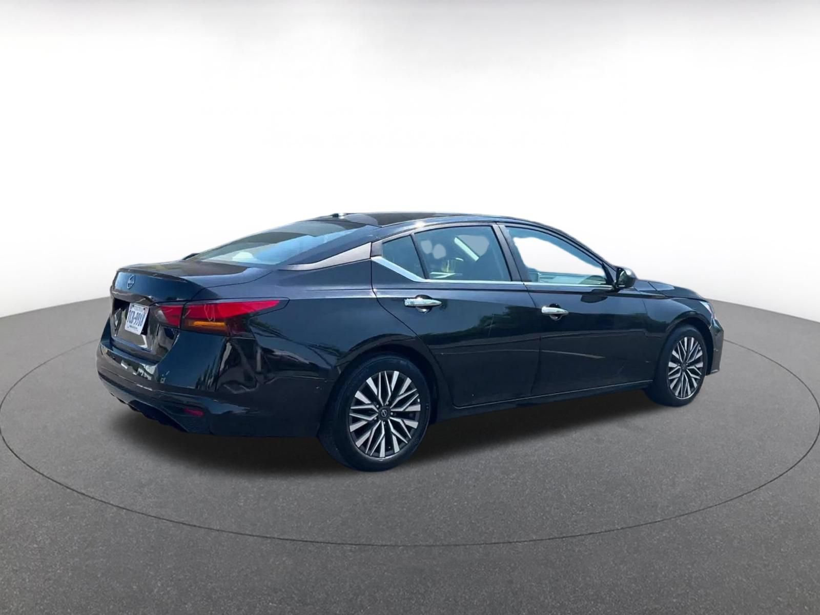 Used 2025 Nissan Altima 2.5 SV FWD image 14