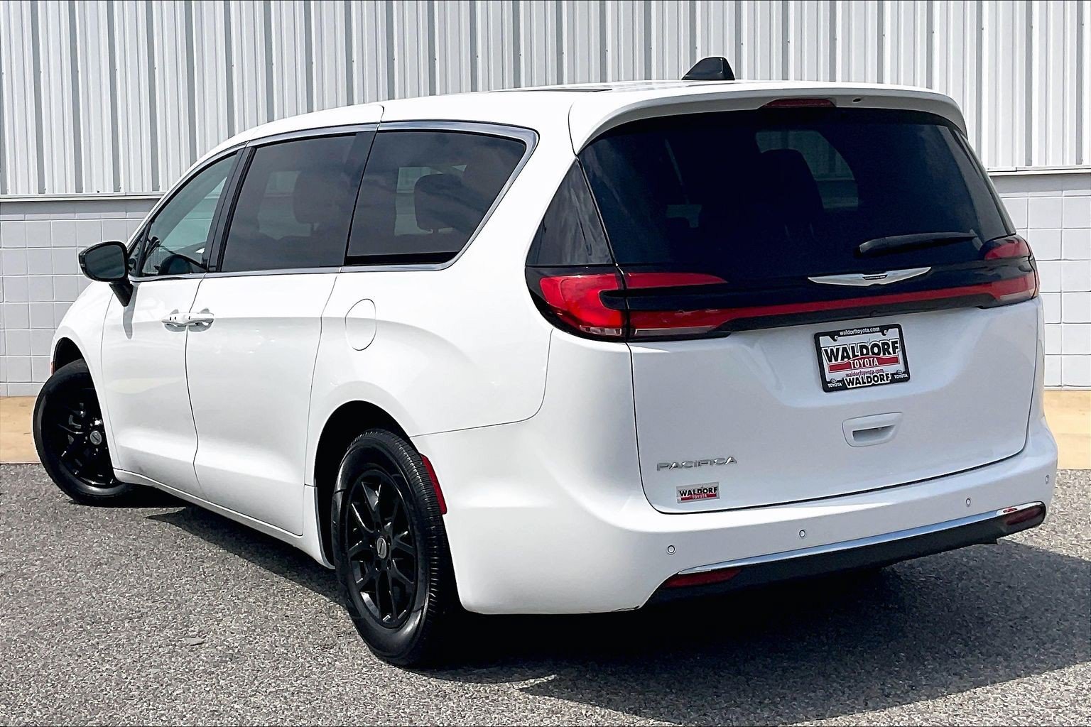 Used 2024 Chrysler Pacifica Touring-L FWD image 15