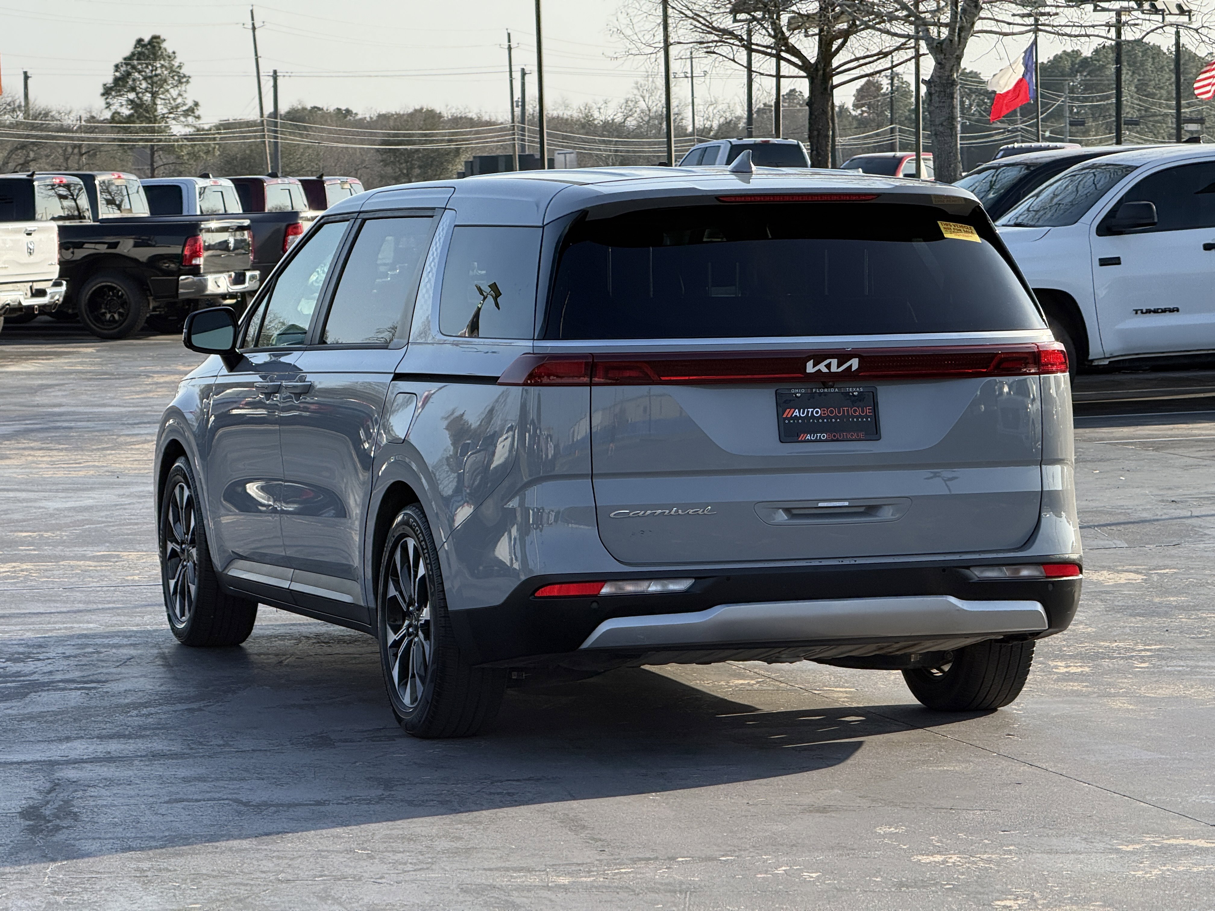 Used 2022 Kia Carnival EX image 11