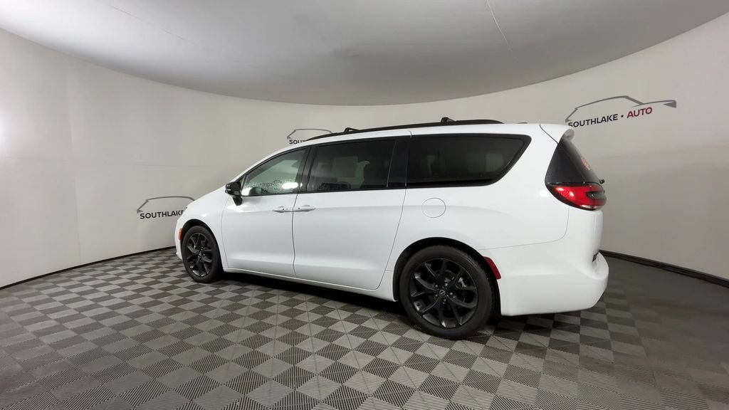 Used 2025 Chrysler Pacifica Limited FWD image 8