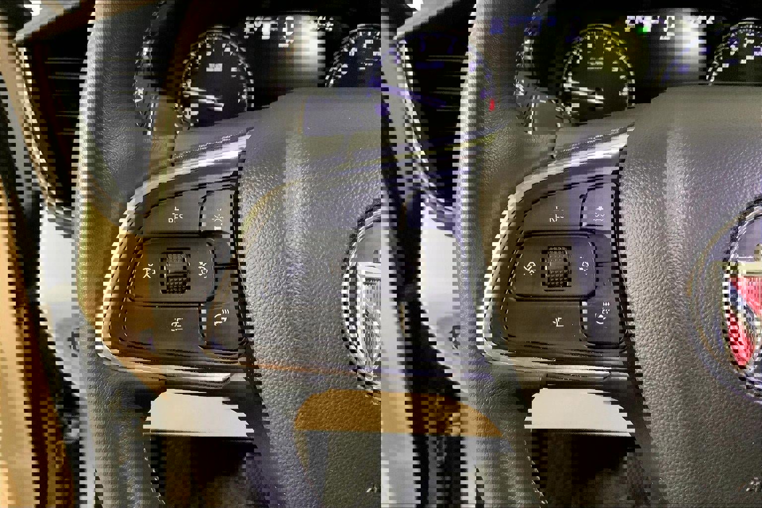 Used 2023 Buick Envision Avenir image 18