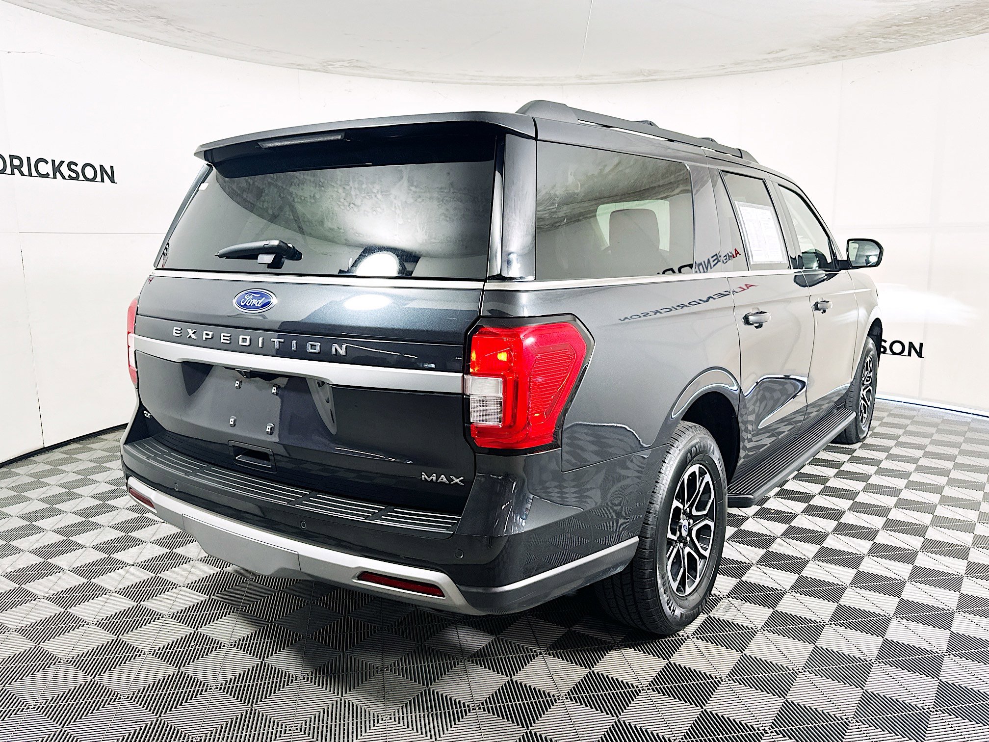 Used 2024 Ford Expedition Max XLT image 3