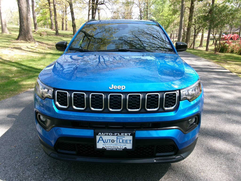 Used 2025 Jeep Compass Latitude AWD/4WD image 2