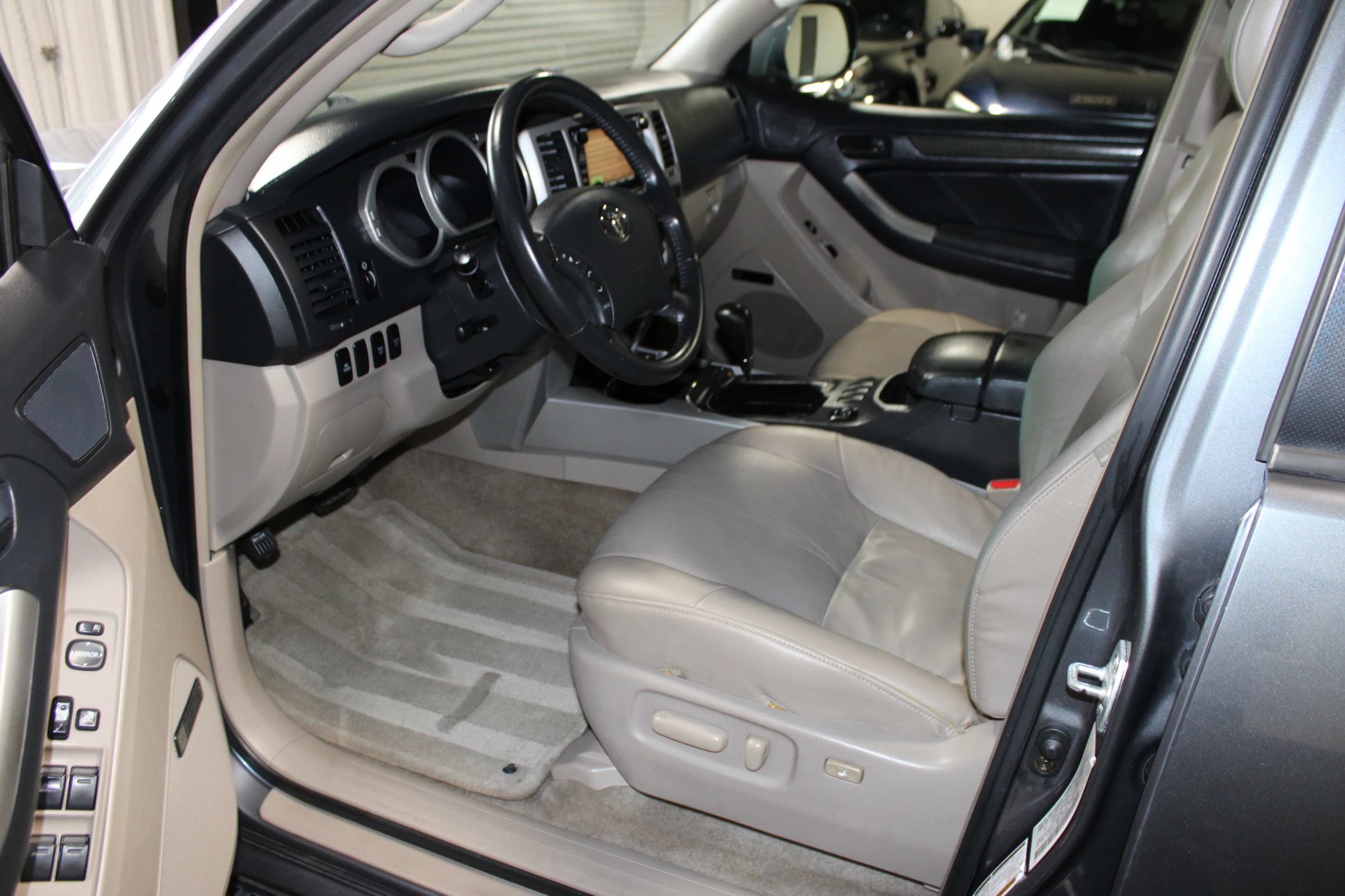 Used 2004 Toyota 4Runner Limited w/ Preferred Accessory Pkg RWD image 6