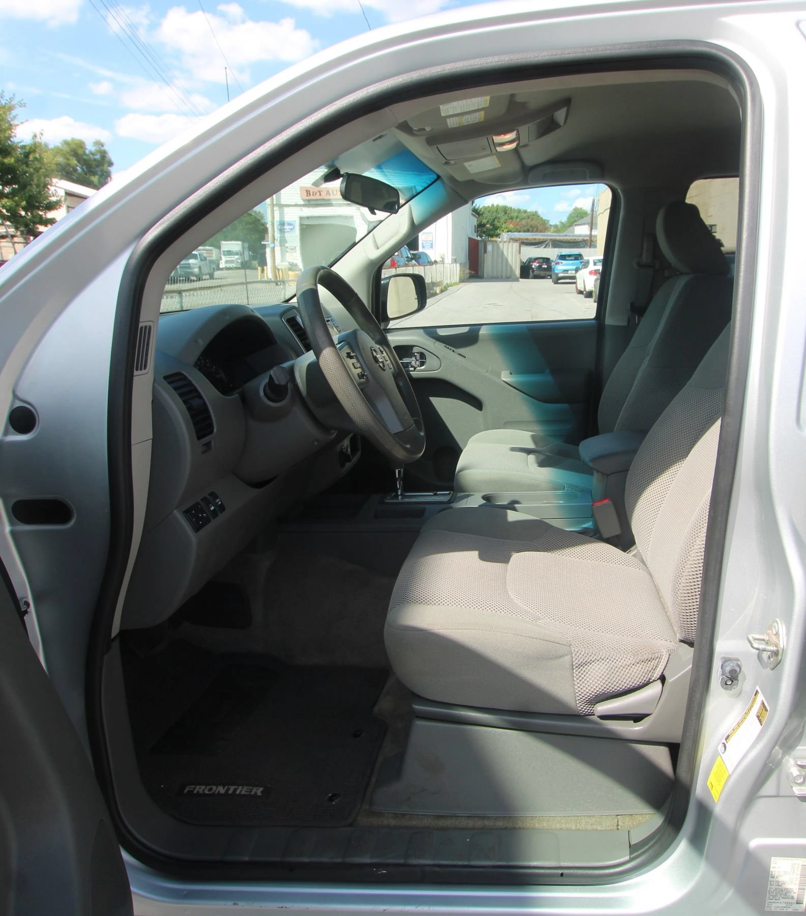 Used 2018 Nissan Frontier SV AWD/4WD image 9