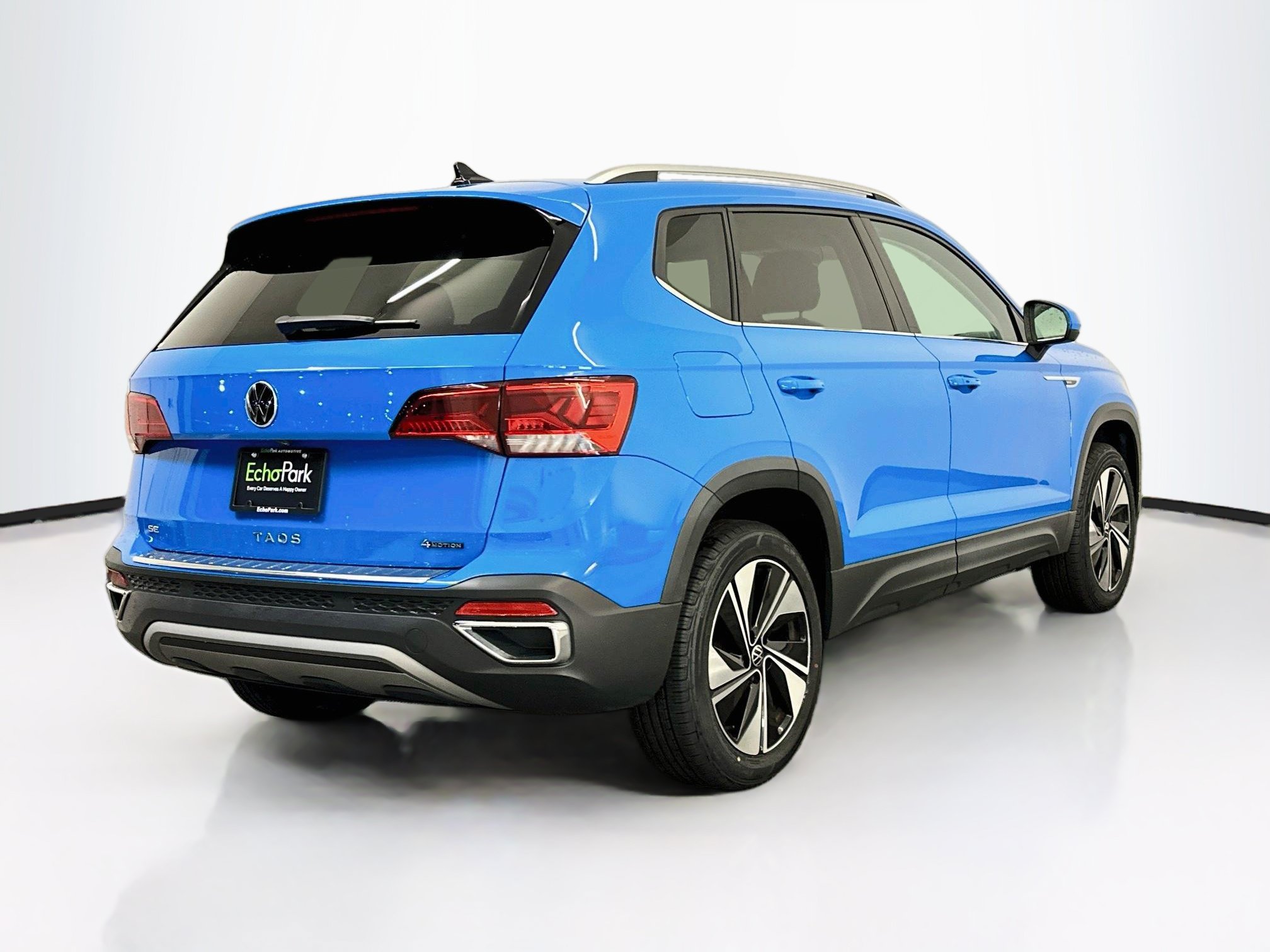 Used 2023 Volkswagen Taos SE w/ Panoramic Sunroof Package AWD/4WD image 9