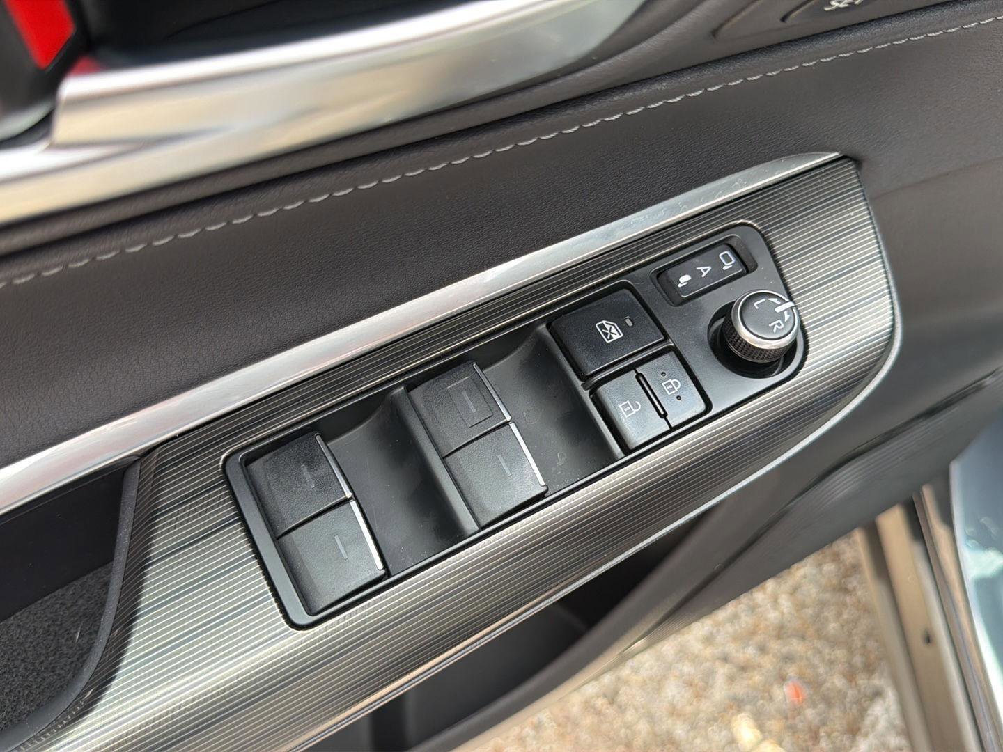 Used 2024 Toyota Venza XLE AWD/4WD image 16