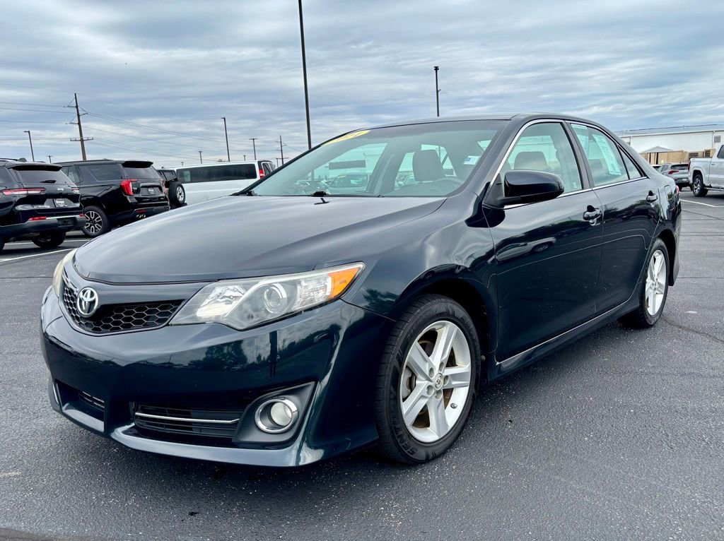 Used 2014 Toyota Camry SE w/ Protection Package FWD image 2