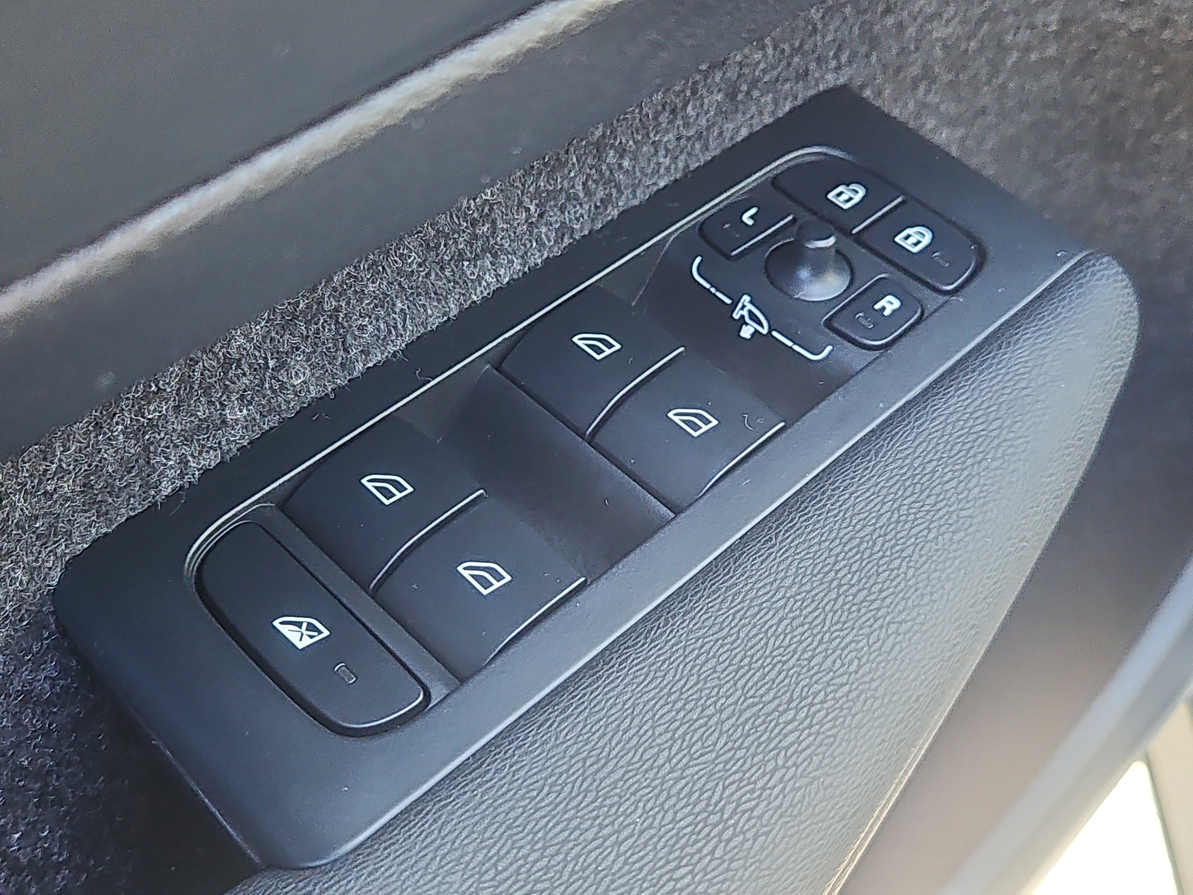 Used 2025 Volvo XC40 B5 Plus w/ Protection Package Premier image 21