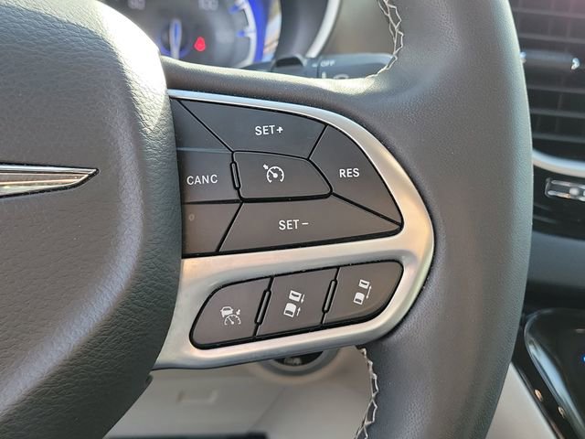 Used 2023 Chrysler Pacifica Touring-L image 25