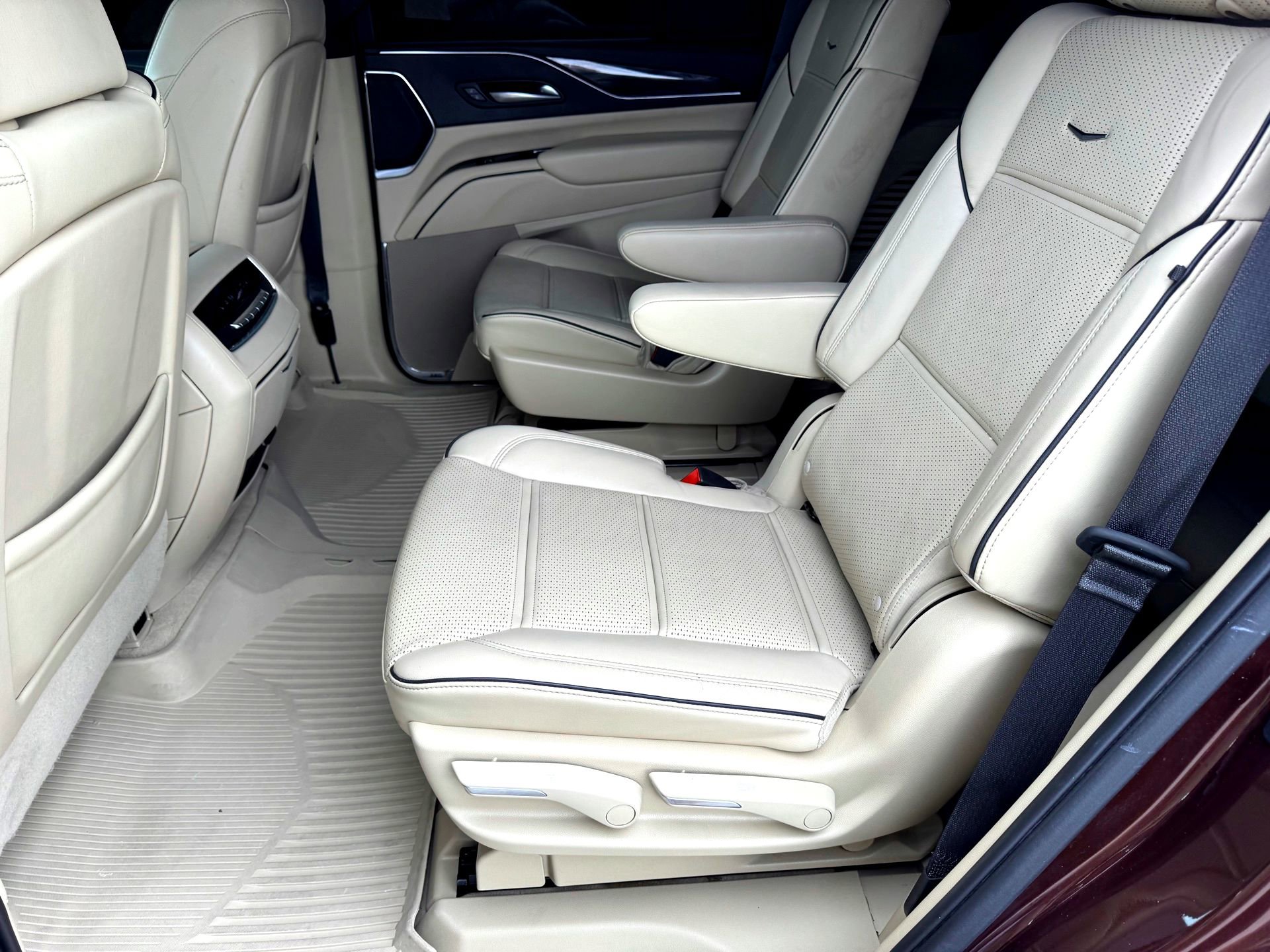 Used 2023 Cadillac Escalade Premium Luxury image 22