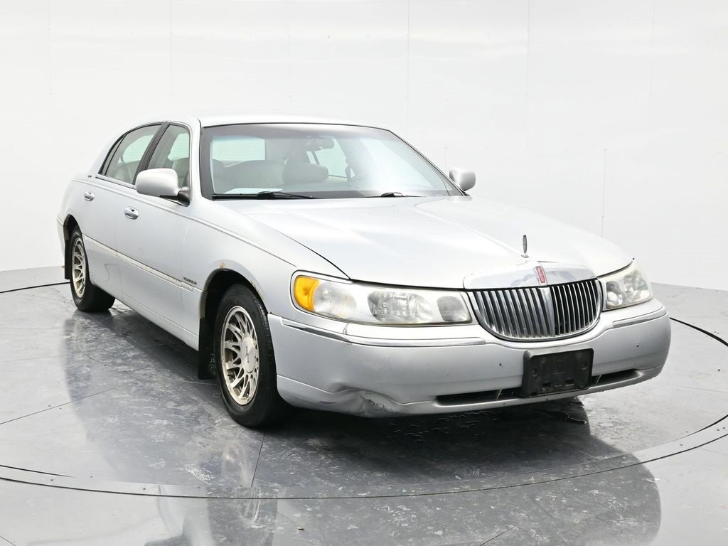 Used 2002 Lincoln Town Car Signature image 3