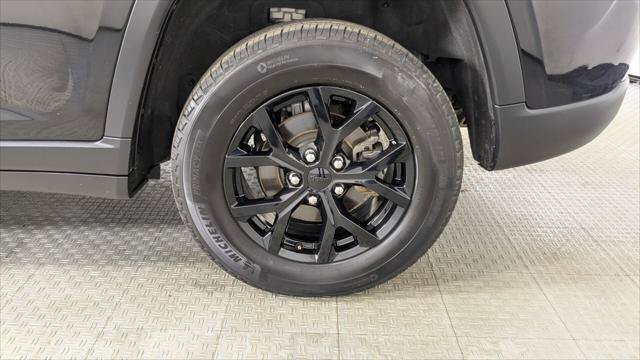 Used 2024 Jeep Grand Cherokee Altitude RWD image 34