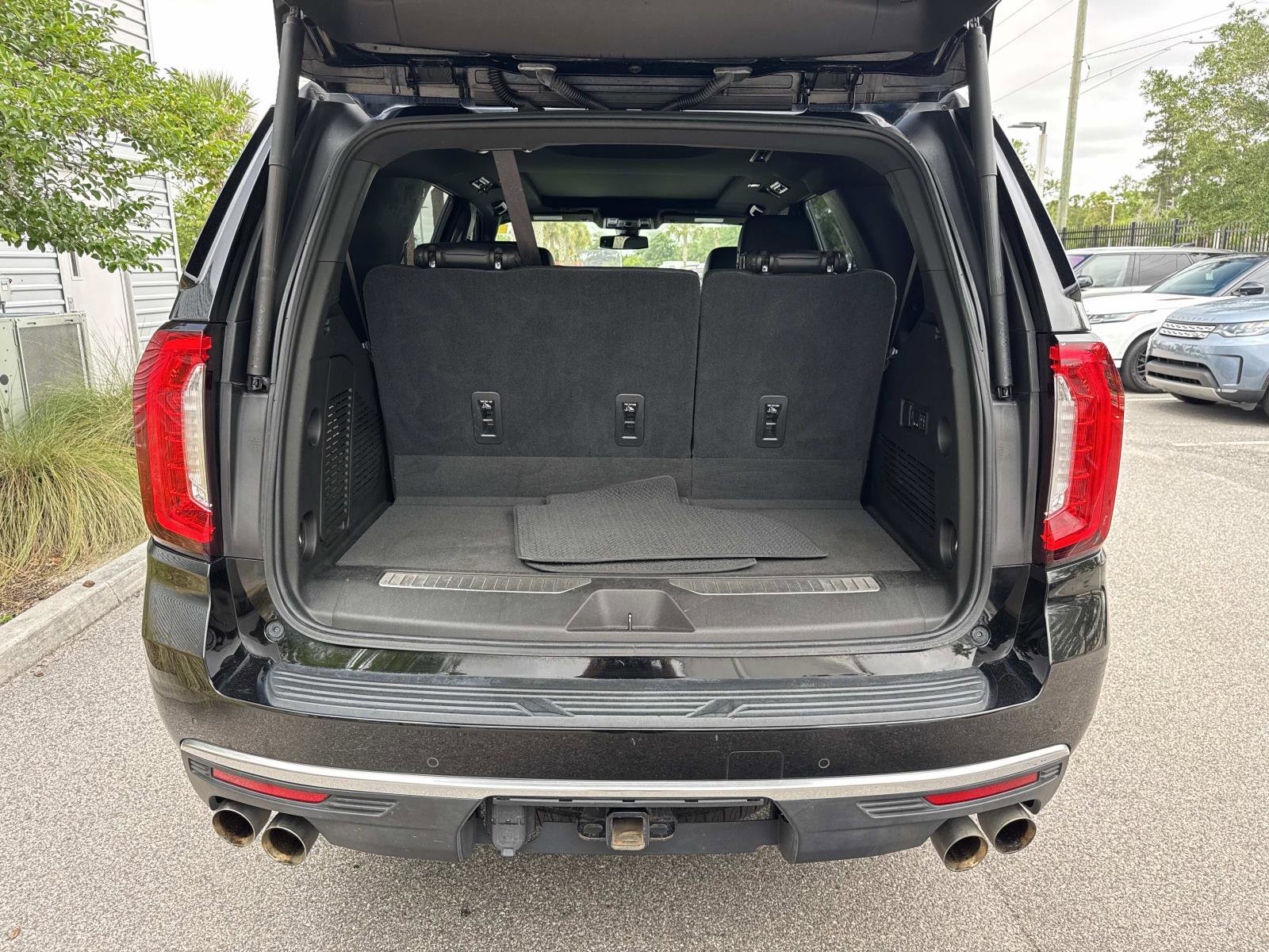Used 2021 GMC Yukon Denali RWD image 11