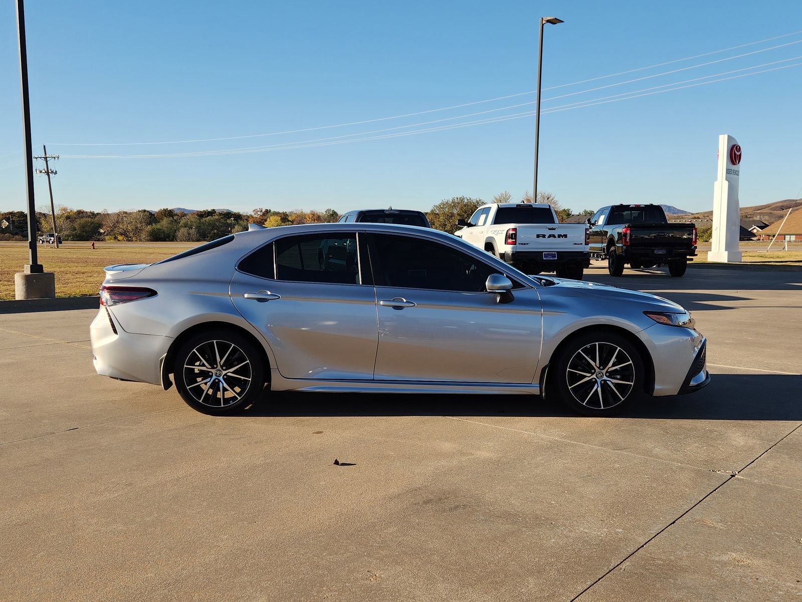 Used 2023 Toyota Camry SE image 7