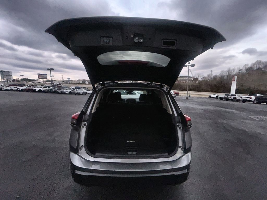 Used 2024 Nissan Rogue SV image 28