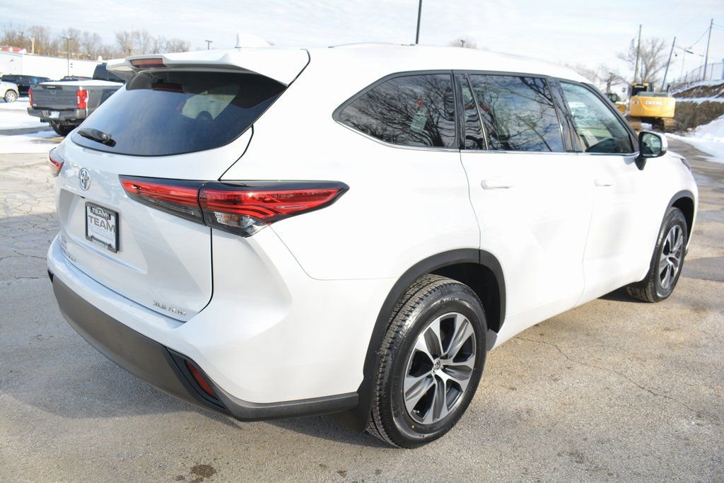 Used 2022 Toyota Highlander XLE image 5