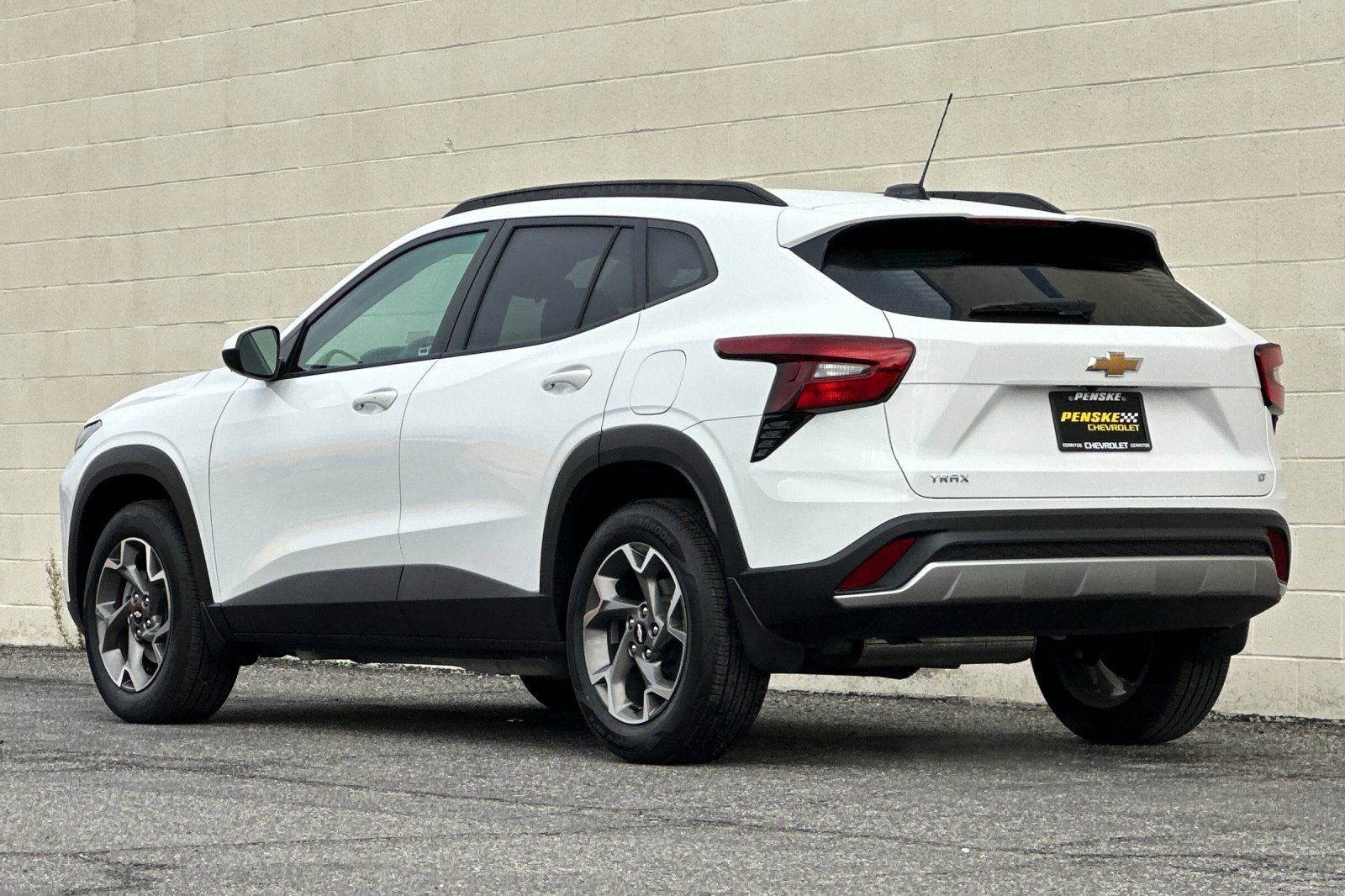 Used 2025 Chevrolet Trax LT w/ Driver Confidence Package image 6