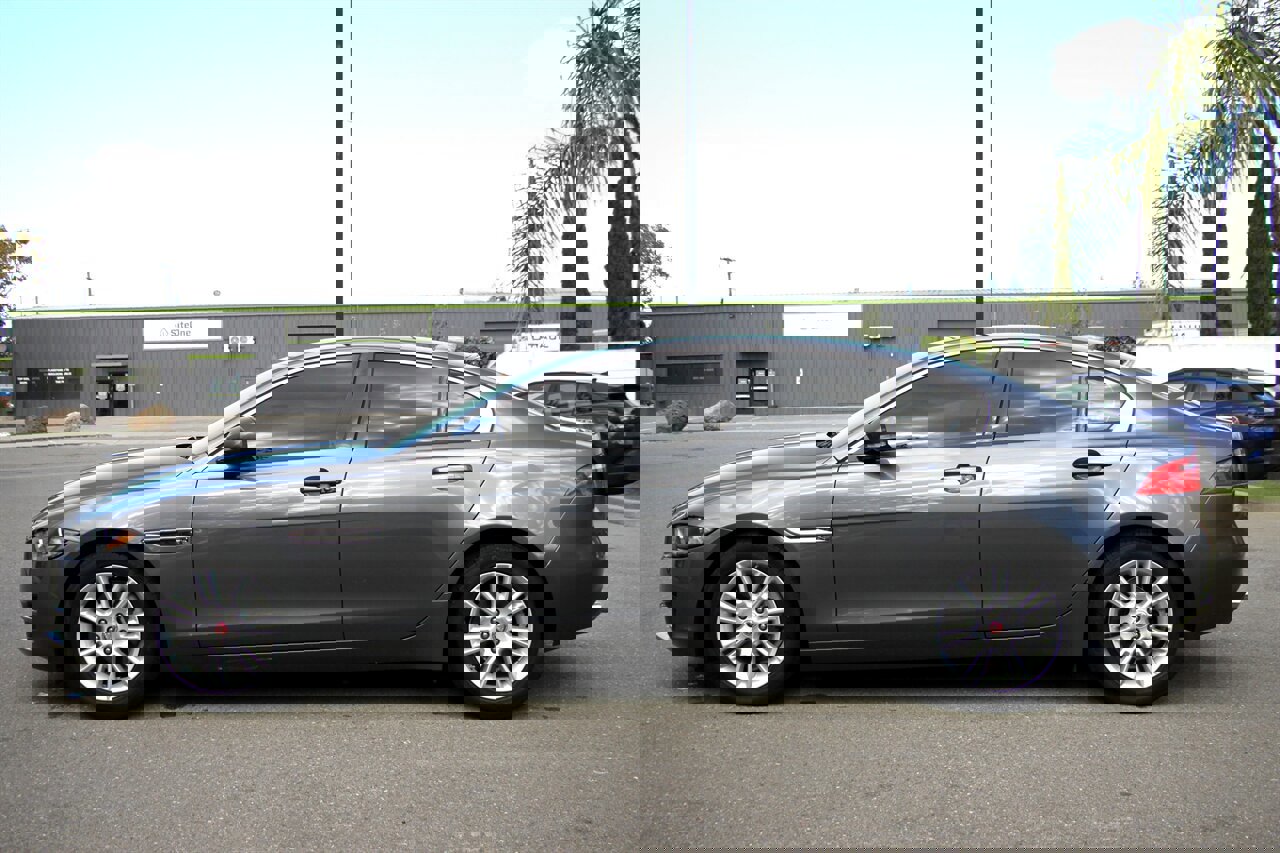 Used 2018 Jaguar XE Premium image 5