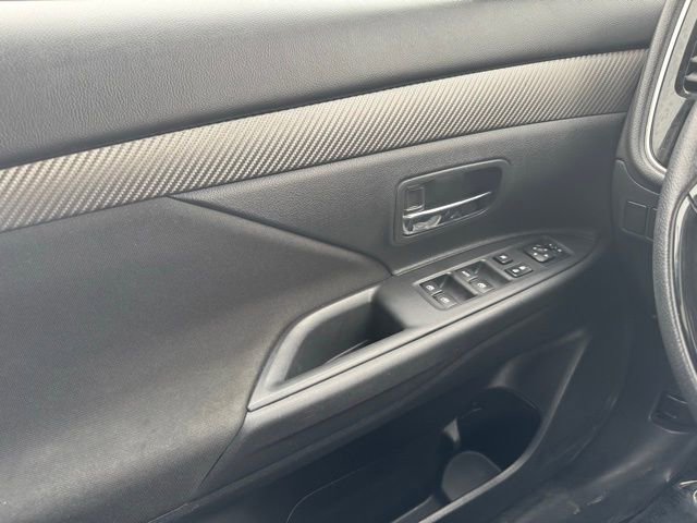 Used 2018 Mitsubishi Outlander SE image 31