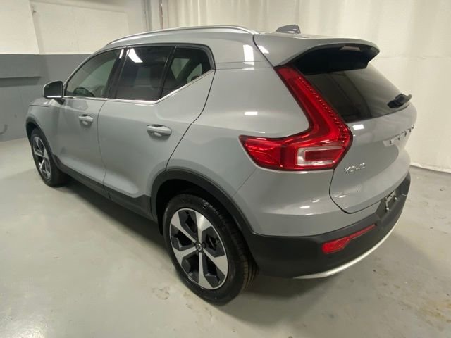 Used 2025 Volvo XC40 B5 Plus image 2