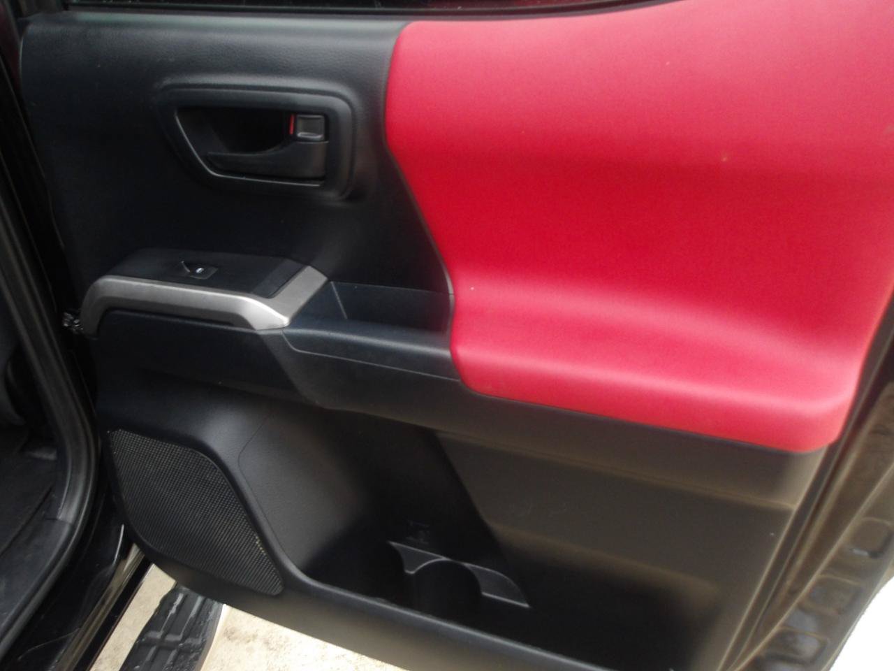 Used 2017 Toyota Tacoma SR5 w/ Tow Package RWD image 7