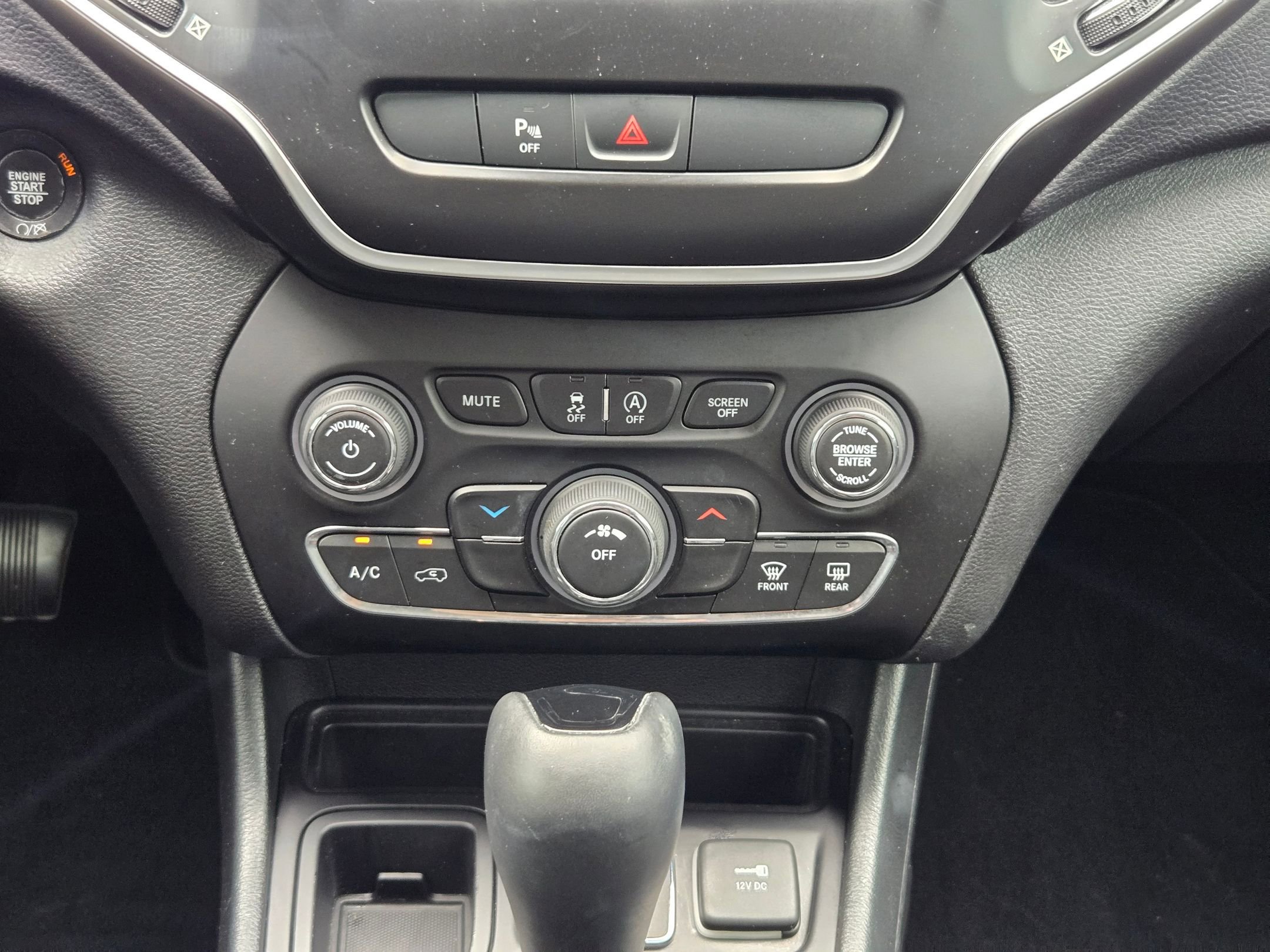 Used 2019 Jeep Cherokee Latitude Plus FWD image 15