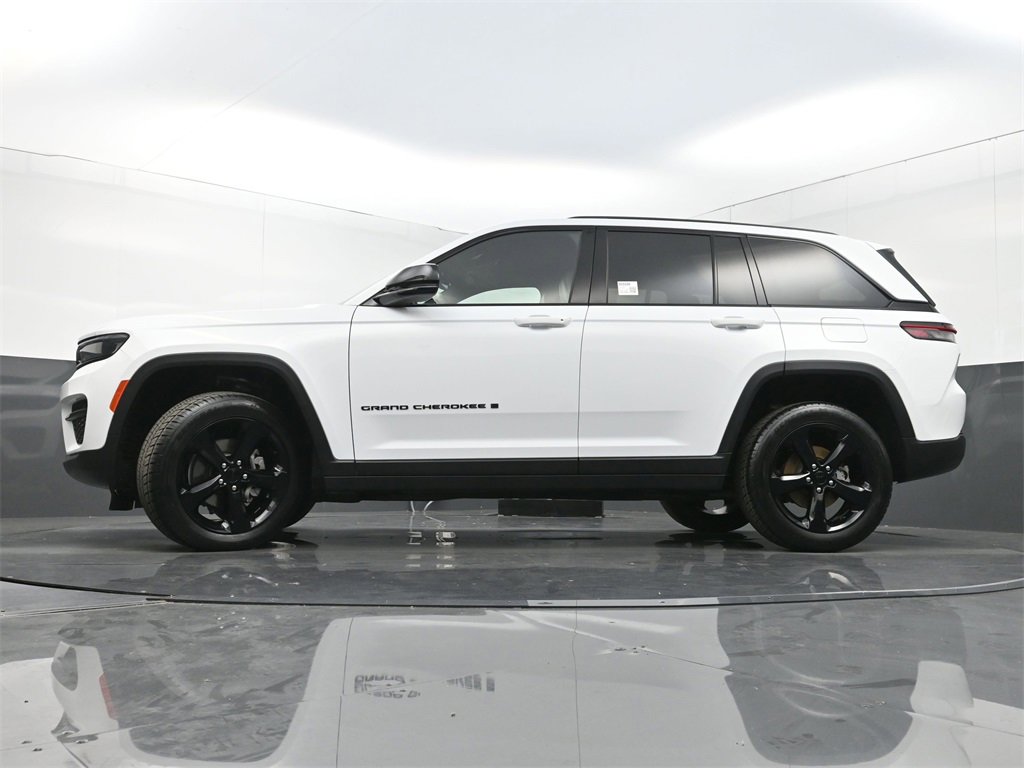 Used 2022 Jeep Grand Cherokee Altitude image 30