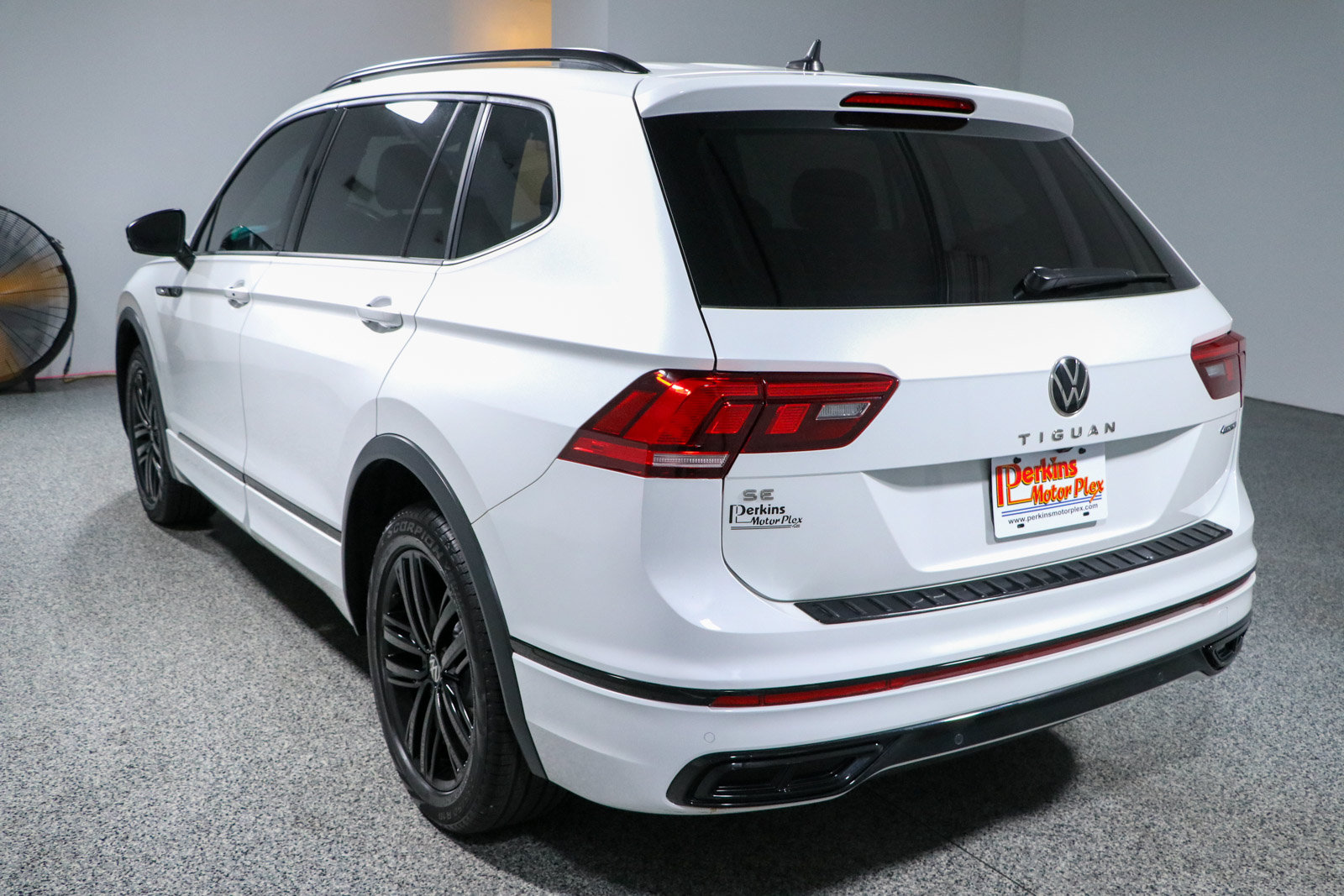 Used 2022 Volkswagen Tiguan SE R-Line AWD/4WD image 9