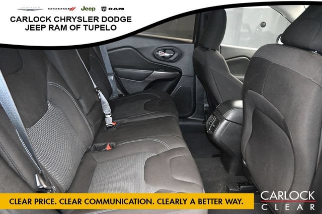 Used 2021 Jeep Cherokee Latitude FWD image 30