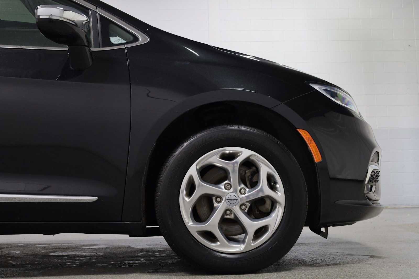 Used 2021 Chrysler Pacifica Limited AWD/4WD image 11