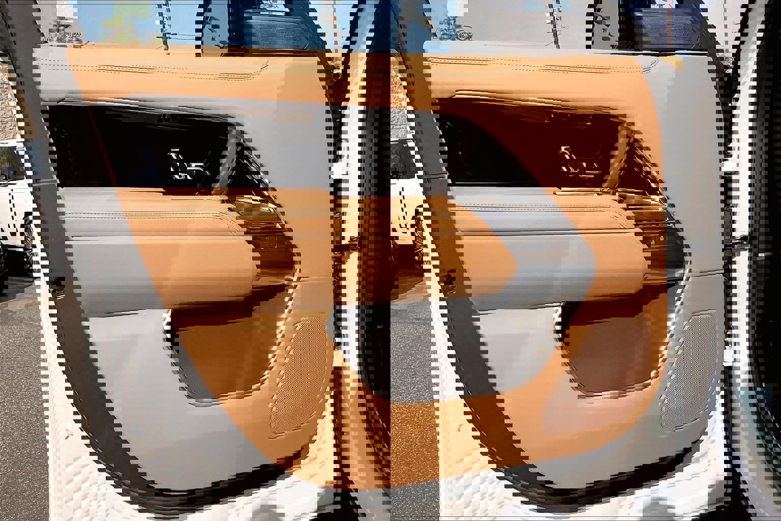 New 2026 Land Rover Range Rover Long Wheelbase SE image 12