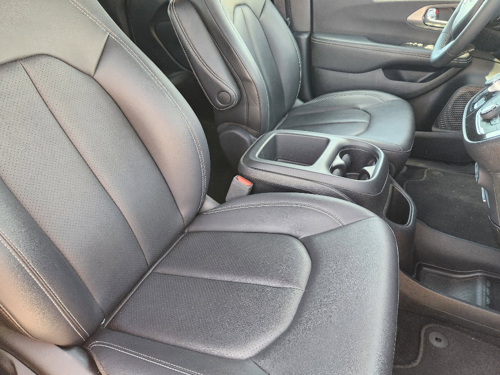 Used 2025 Chrysler Pacifica Select image 15