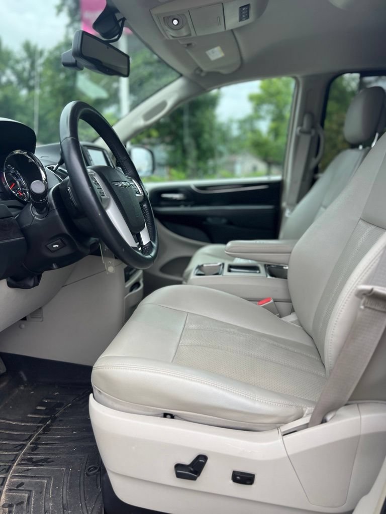 Used 2014 Chrysler Town & Country Touring-L w/ Driver Convenience Group FWD image 18