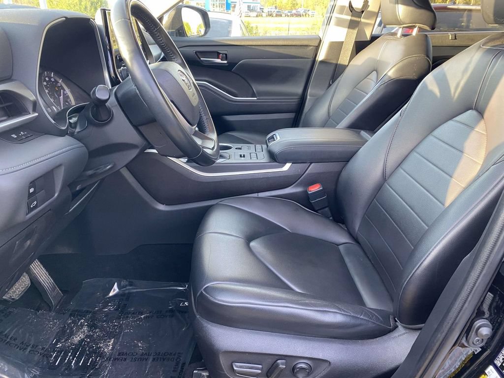 Used 2022 Toyota Highlander XLE AWD/4WD image 14