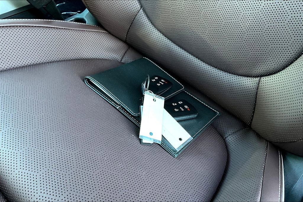 Certified 2025 Volkswagen ID. Buzz Pro S image 11