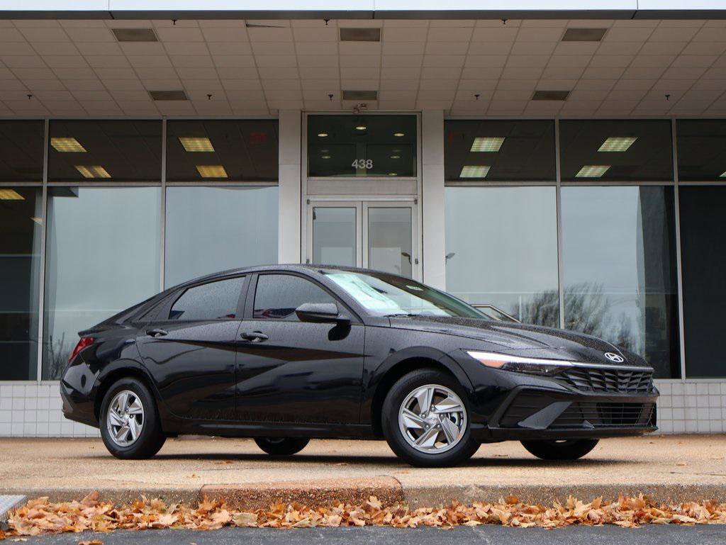 New 2025 Hyundai Elantra SE