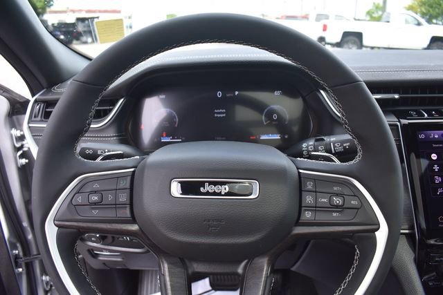 Used 2025 Jeep Grand Cherokee Limited AWD/4WD image 31