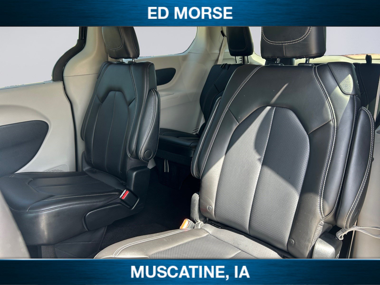 Used 2023 Chrysler Pacifica Touring-L FWD image 13