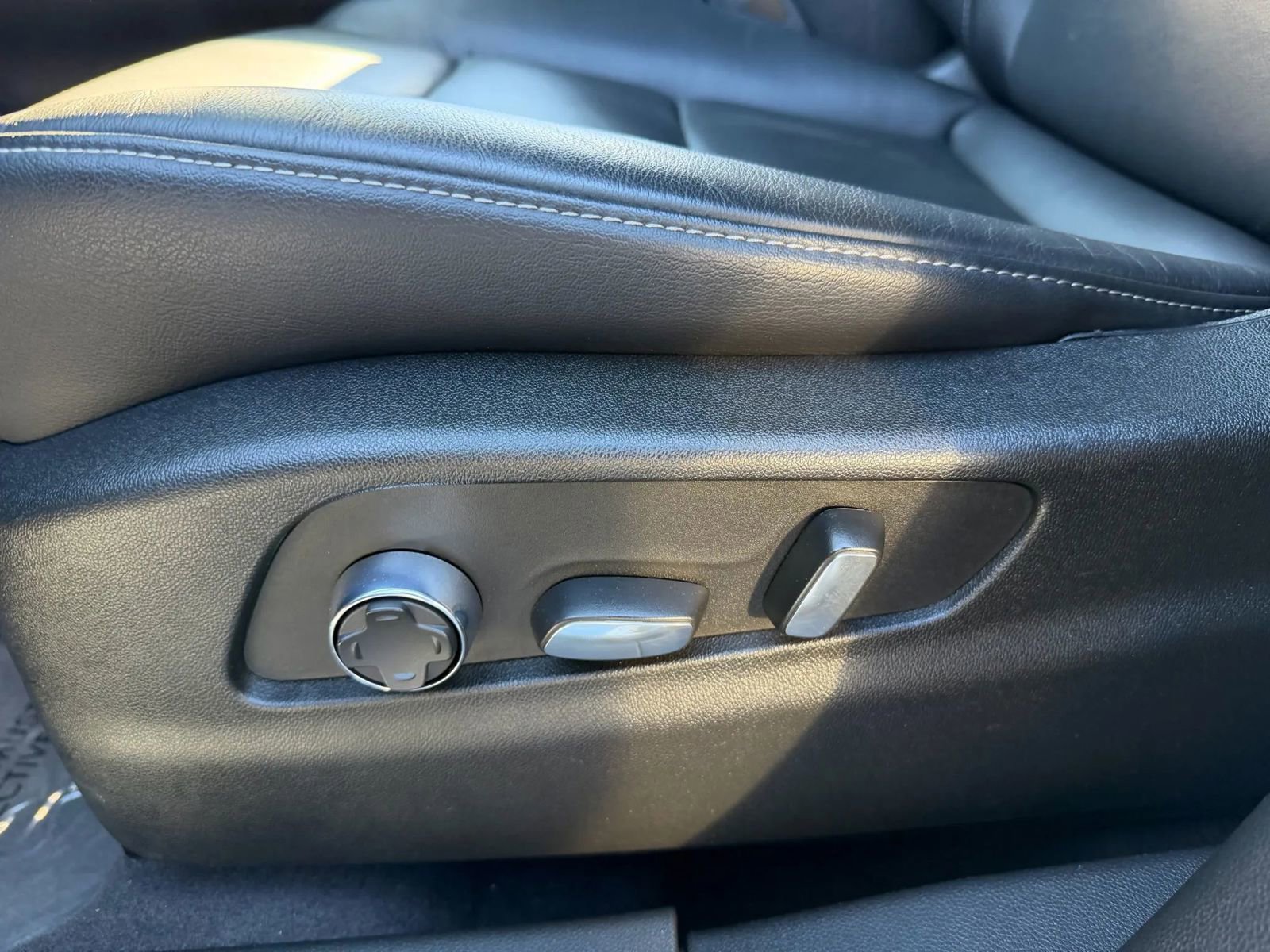 Used 2024 Cadillac XT4 Premium Luxury image 13