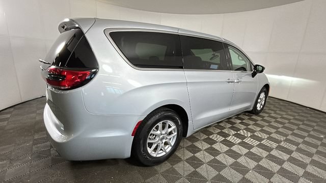 Used 2024 Chrysler Pacifica Touring-L FWD image 2