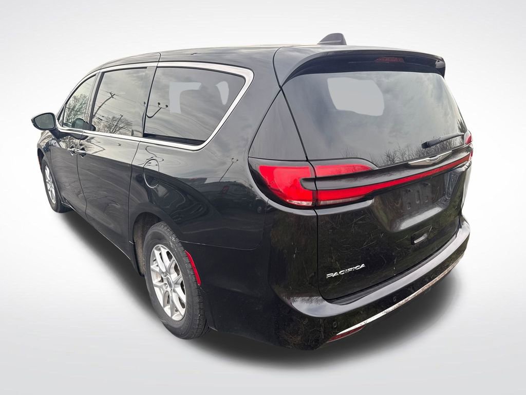 Used 2023 Chrysler Pacifica Touring-L FWD image 3
