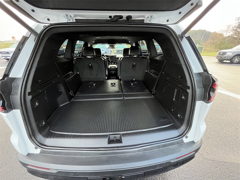 Used 2025 GMC Acadia AT4 image 29