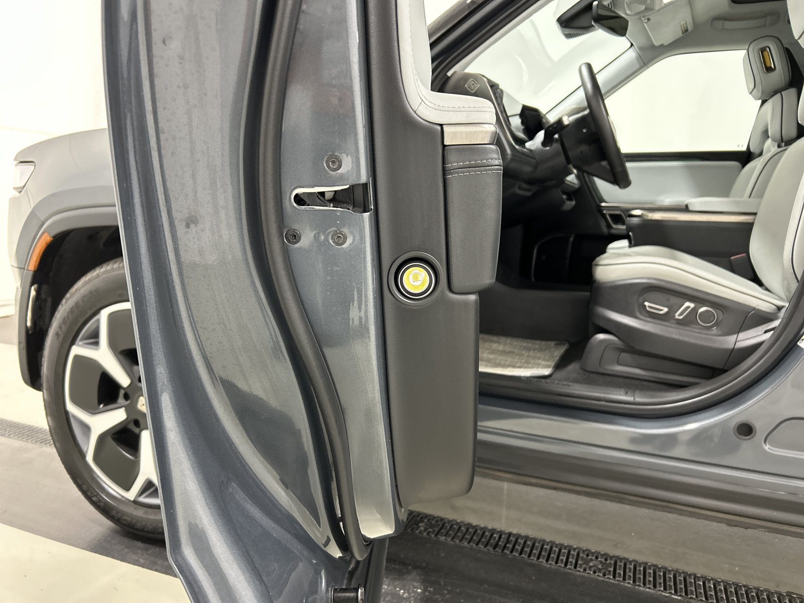 Used 2024 Rivian R1S Adventure AWD/4WD image 32