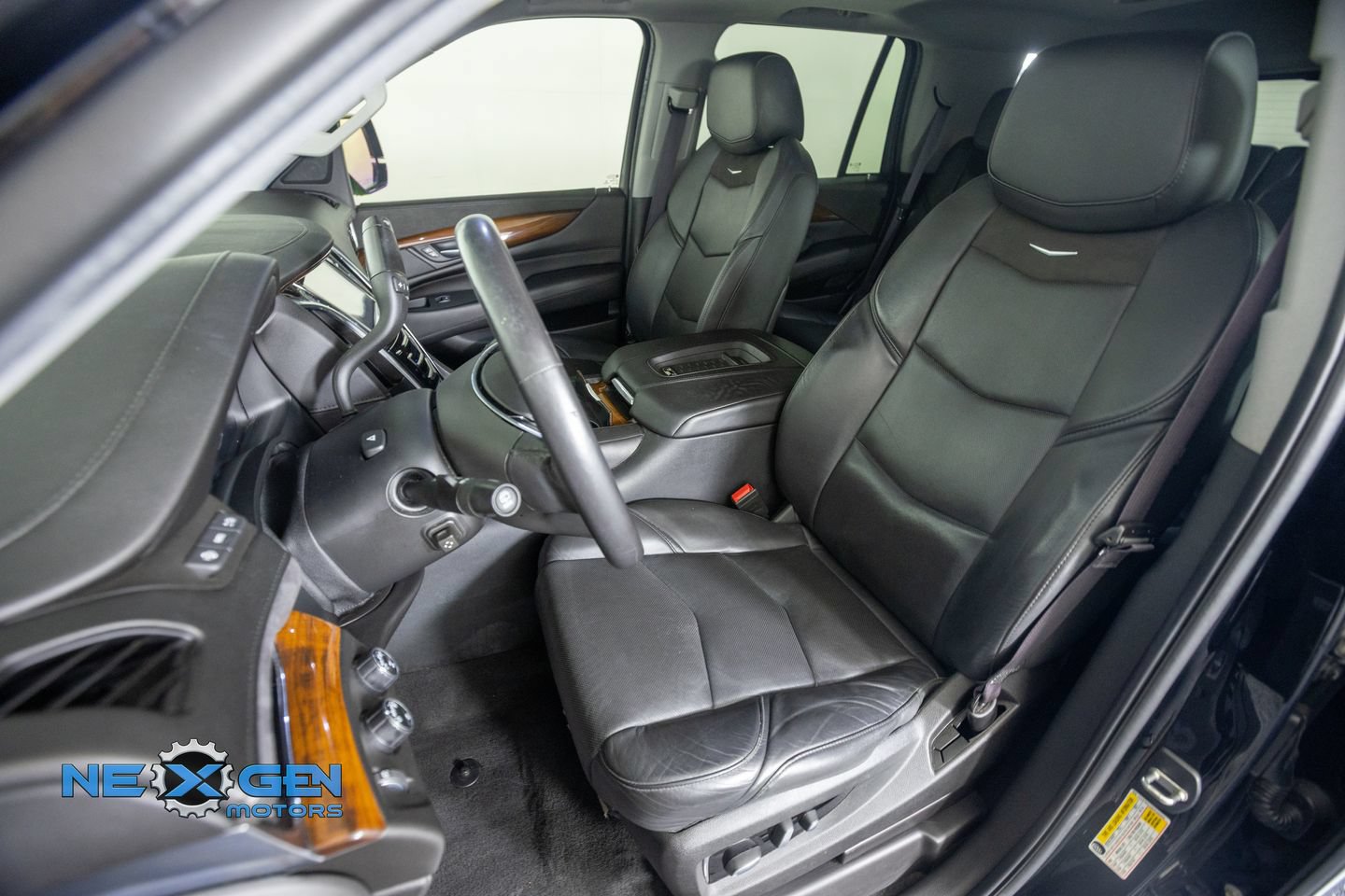 Used 2017 Cadillac Escalade Luxury AWD/4WD image 26